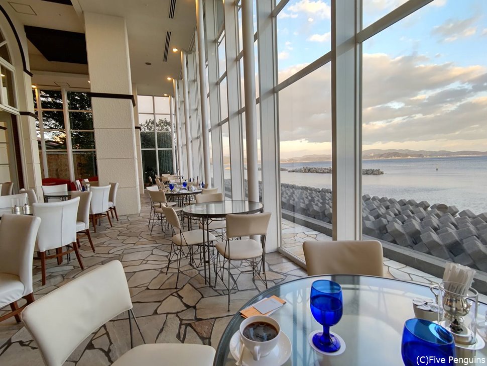 瀬戸内海を眺められるオシャレなカフェスペース