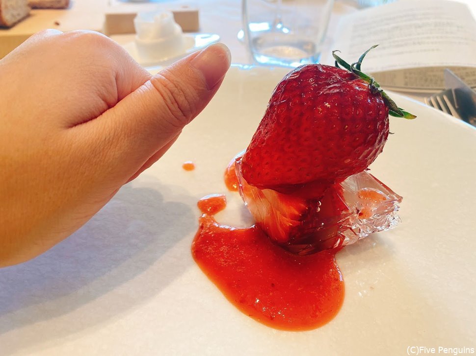 親指ほどもある甘くて大きな苺はシンプルにゼリーで。