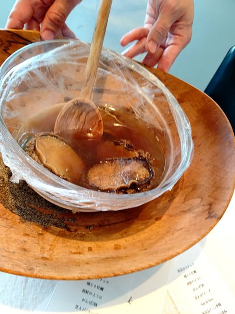 ４・５時間日本酒に浸けた赤鮑をバターソテーします！