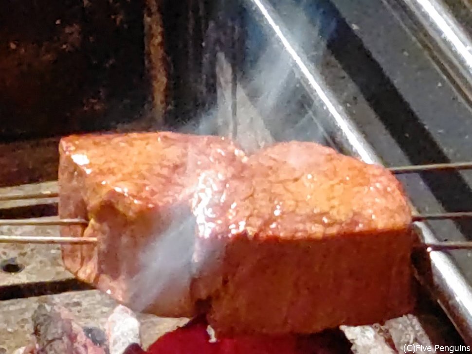 博多和牛のシャトーブリアンを炭火焼きで仕上げる