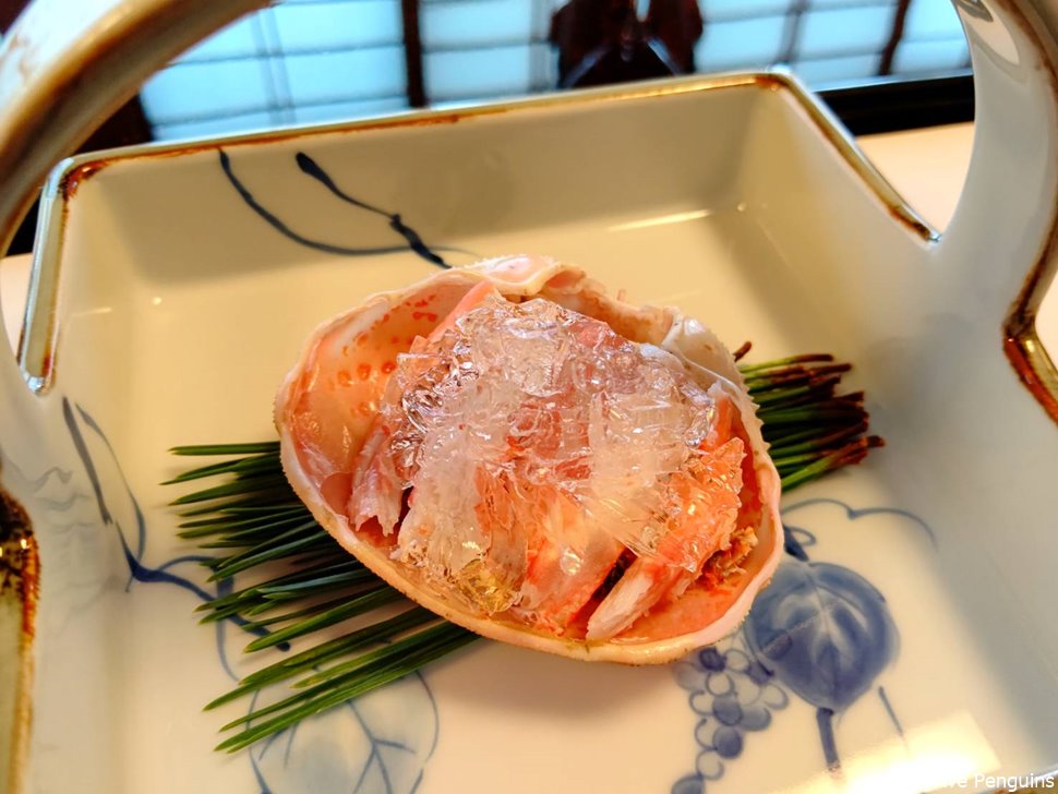 日本海の松葉蟹はトマトの透明なクリアジュレを添えて
