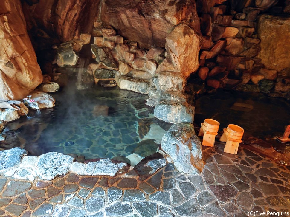 ちょっと洞窟風呂のような雰囲気の石風呂も