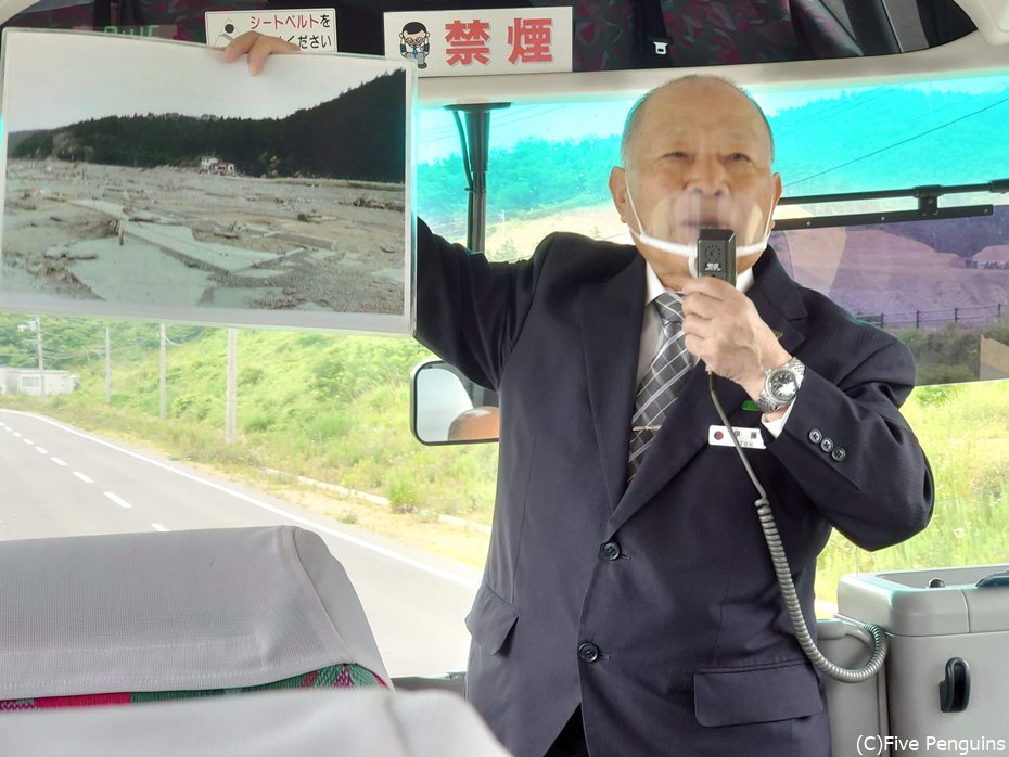 語り部バスで津波の悲劇を語り継ぐ伊藤文夫さん