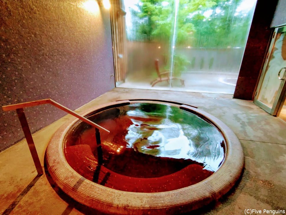 大浴場のモール温泉風呂も赤茶色の湯
