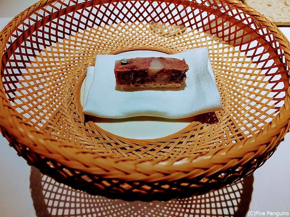 1皿目は自然放牧豚のパテを美味しいパンに載せて
