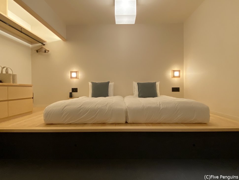 客室「土間」のベッド、シンプルで上質な客室