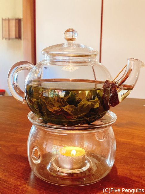 お茶はずっと熱々が飲めるよう下から蠟燭で温めます