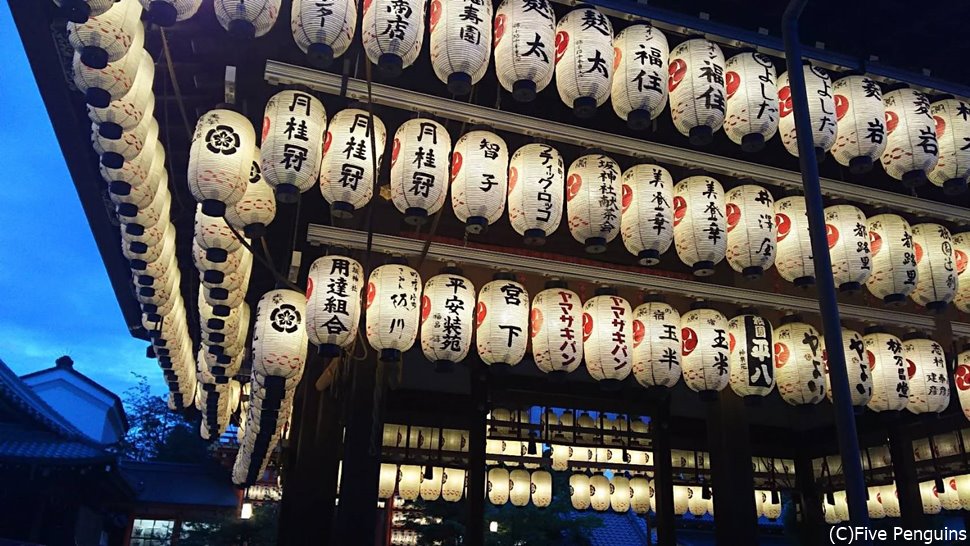 八坂神社は京都らしい華やかな神社