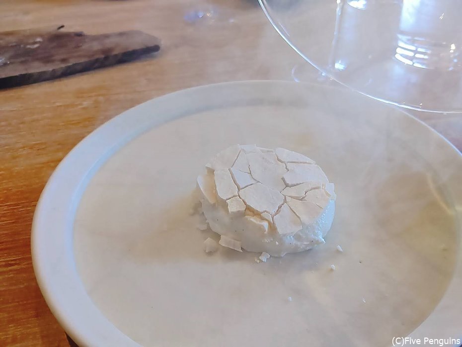 スペシャリテのリコッタチーズが燻製の煙に包まれて登場