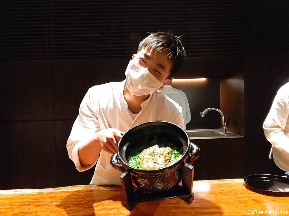 炊き立てのご飯を披露する料理長の西村さん。お若い！