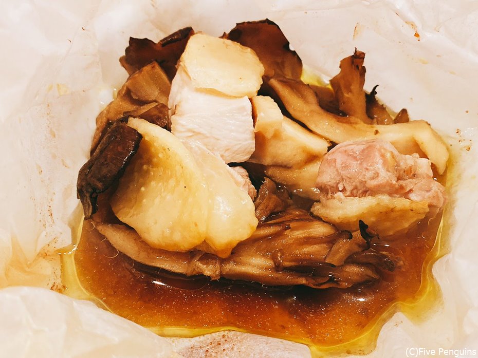 舞茸と比内地鶏の胸肉とモモ肉を包み焼き